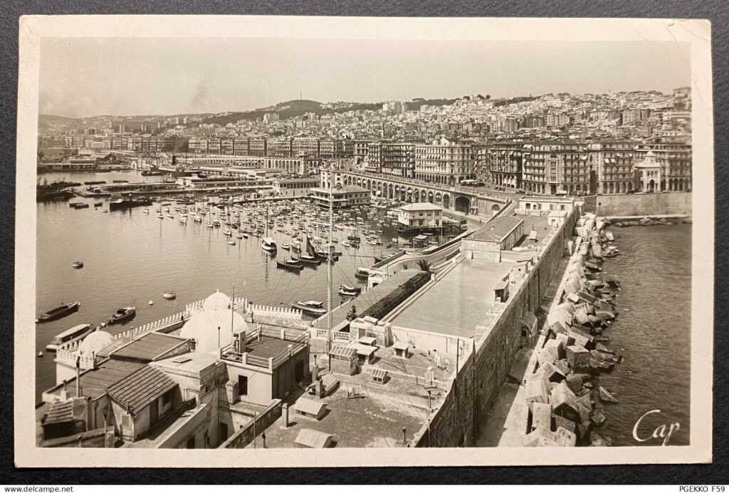 ”L’Étranger", un roman du philosophe Albert Camus, adapté au cinéma par François Ozon Le cadre du roman. Carte postale en noir et blanc d