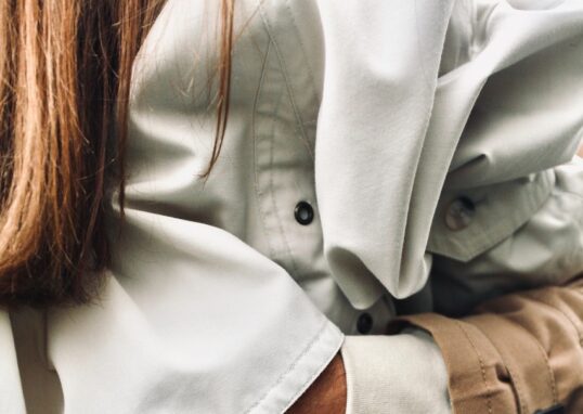 étreinte d'un couple habillé. une main se glisse sous le manteau