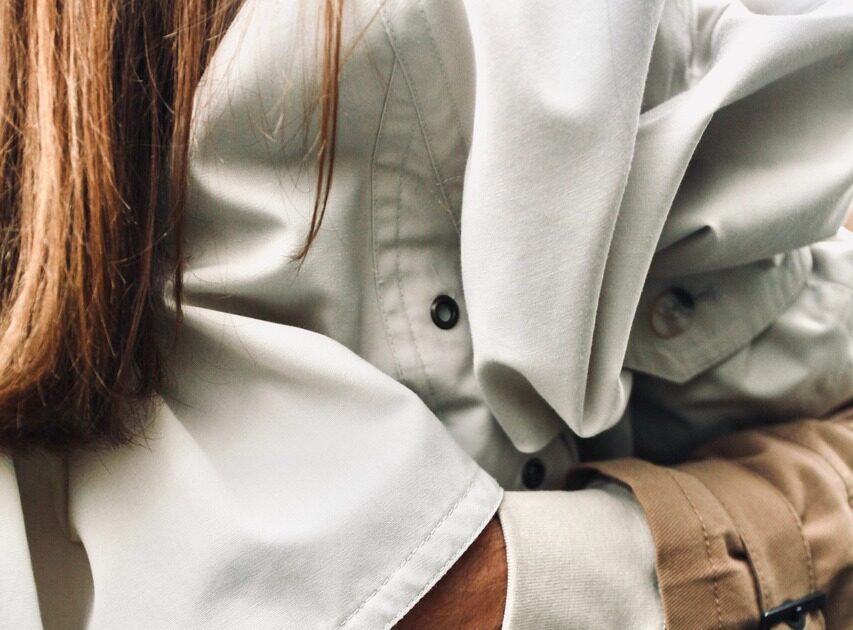 étreinte d'un couple habillé. une main se glisse sous le manteau