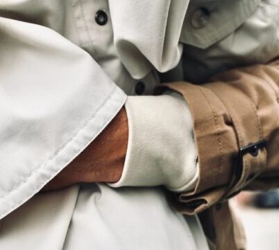 étreinte d'un couple habillé. une main se glisse sous le manteau