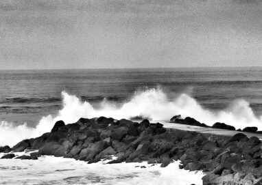 Photographie de vague s'écrasant sur la digue