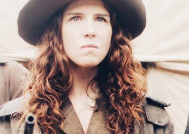 Photogramme du film Calamity Jane. L'héroïne tient un revolver dans chaque main, le regard déterminé.