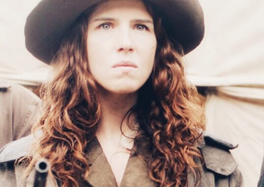 Photogramme du film Calamity Jane. L'héroïne tient un revolver dans chaque main, le regard déterminé.