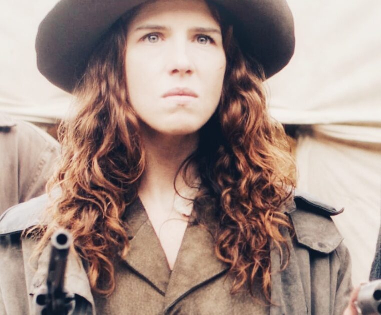 Photogramme du film Calamity Jane. L'héroïne tient un revolver dans chaque main, le regard déterminé.