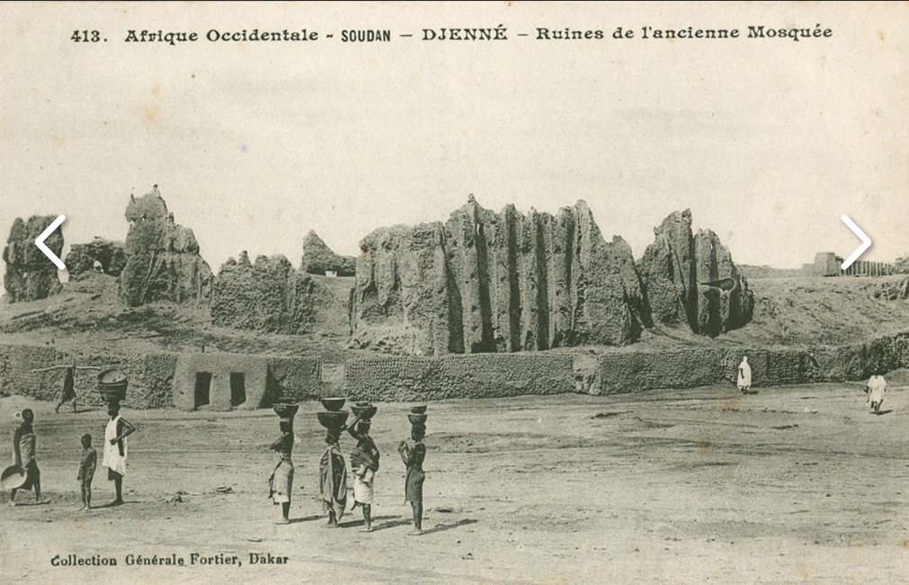 Carte postale en noir et blanc de la mosquée de Djenné en ruines. L