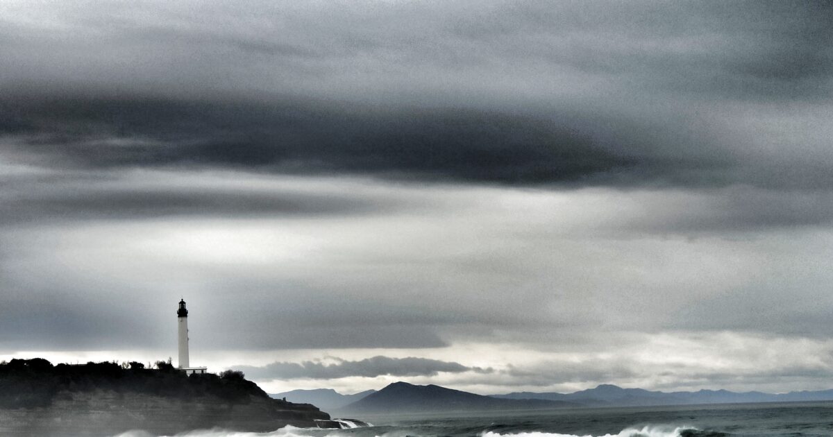 Photo de phare dans ciel nuageux