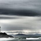 Photo de phare dans ciel nuageux