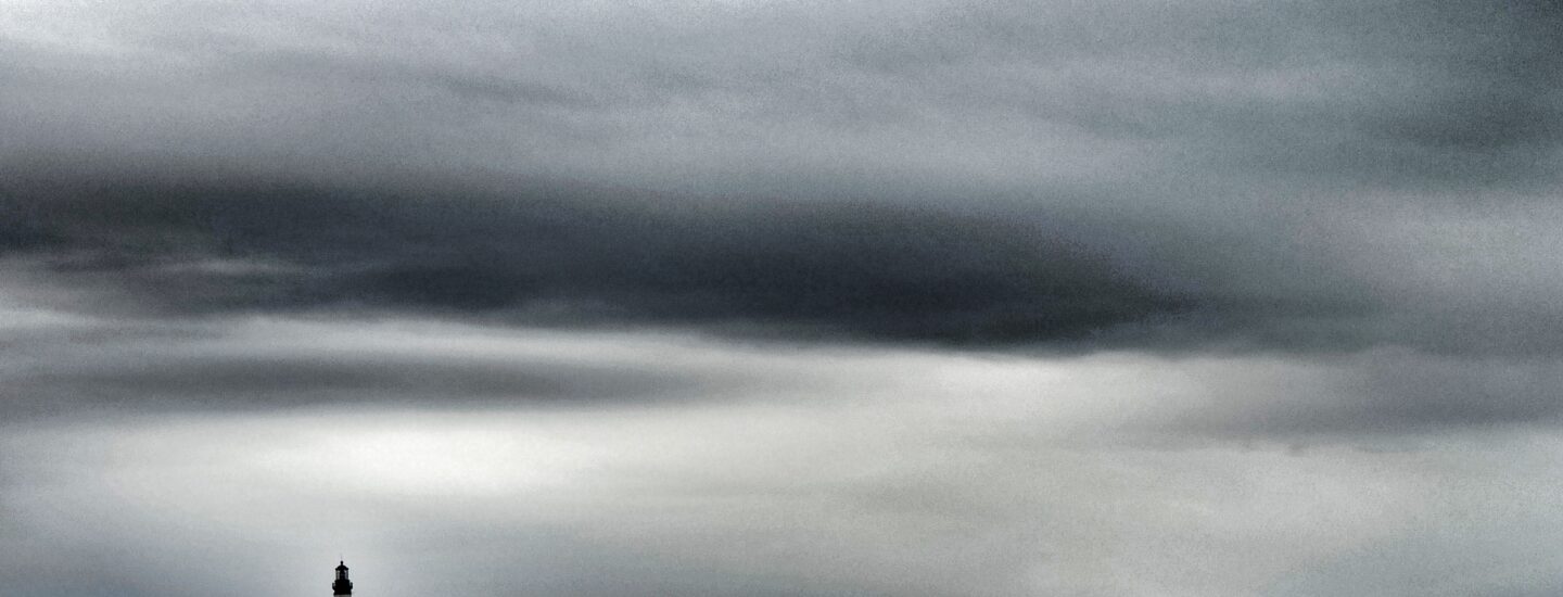 Photo de phare dans ciel nuageux