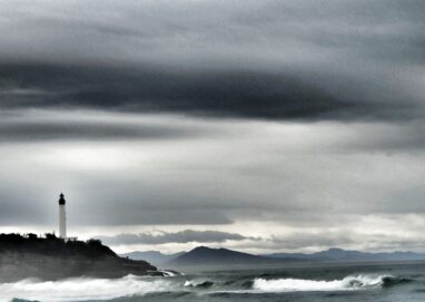 Photo de phare dans ciel nuageux