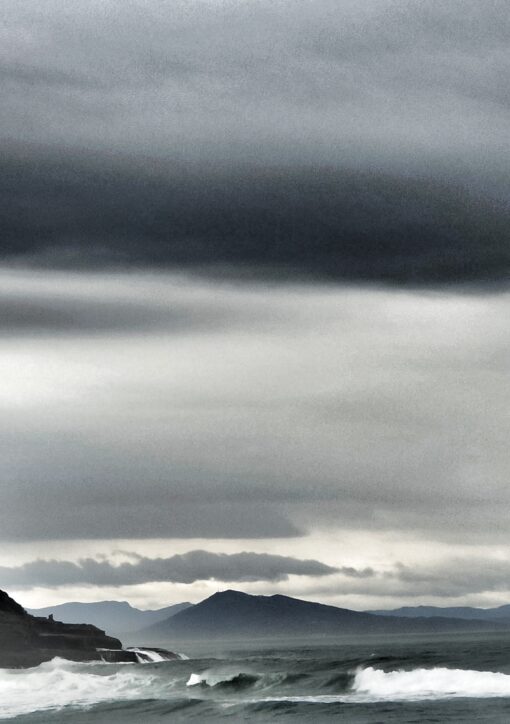 Photo de phare dans ciel nuageux