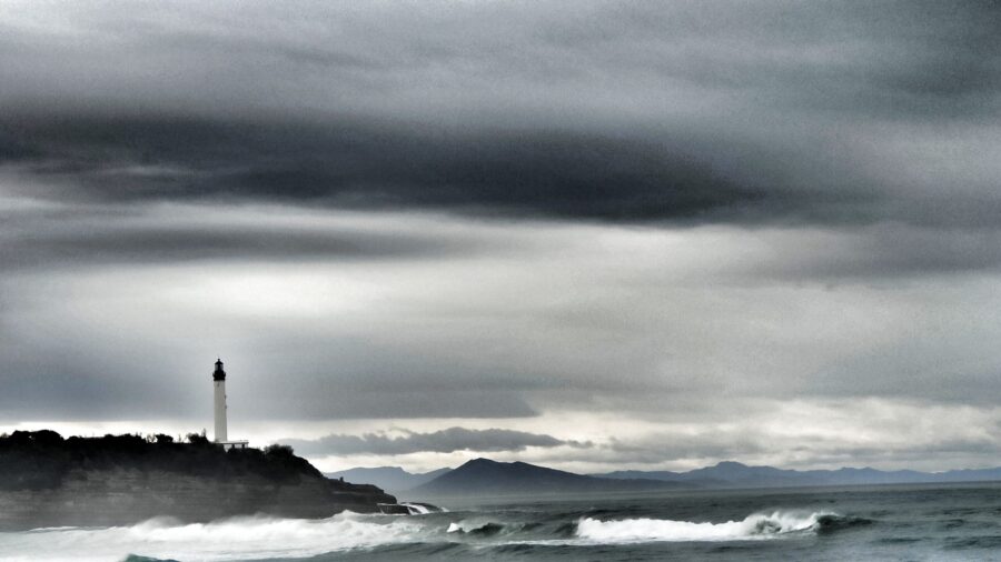 Photo de phare dans ciel nuageux