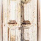 Vieille porte en bois, entrebâillée.