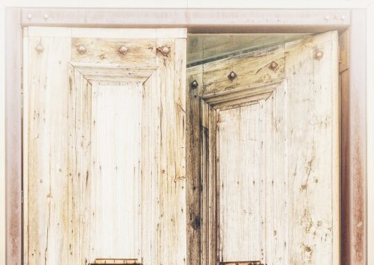 Vieille porte en bois, entrebâillée.