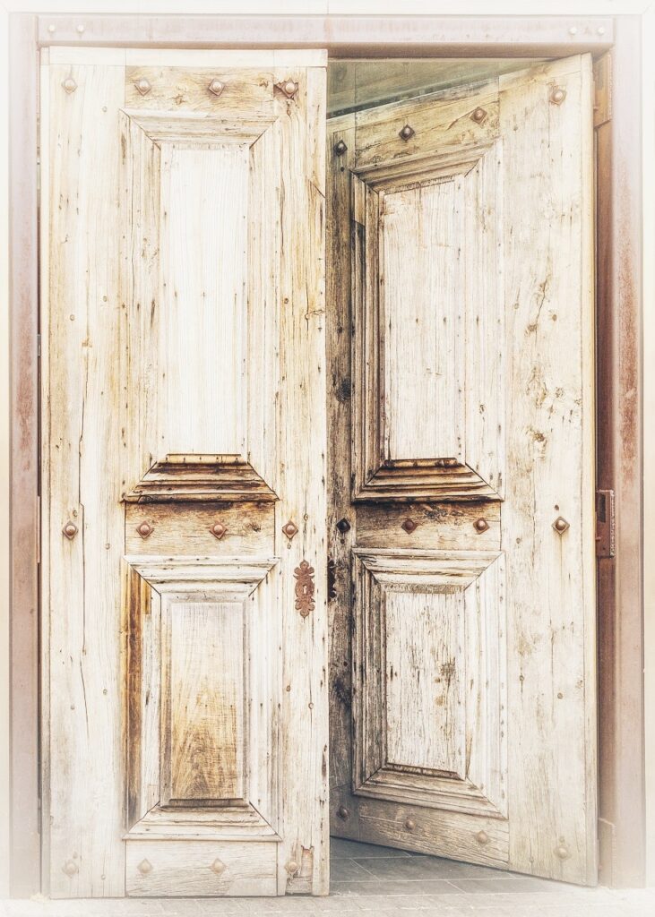 Vieille porte en bois, entrebâillée.