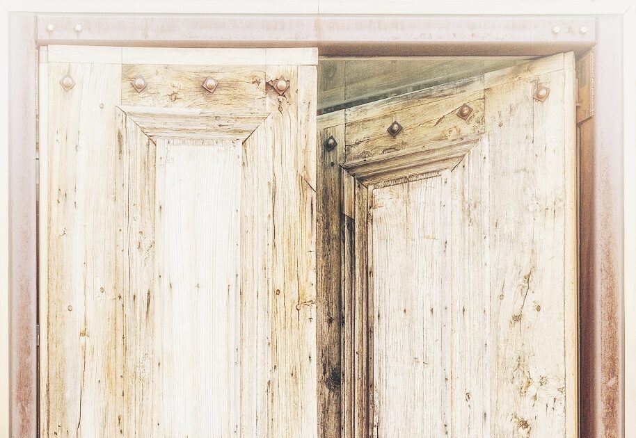 Vieille porte en bois, entrebâillée.