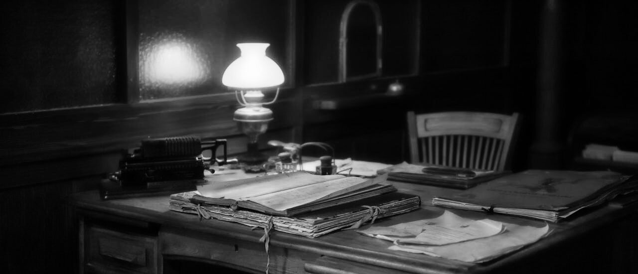 bureau en bois. Photographie Noir et blanc. Lampe ancienne.