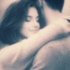 Couple enlacé. Visage serein et souriant de la femme, amoureuse.