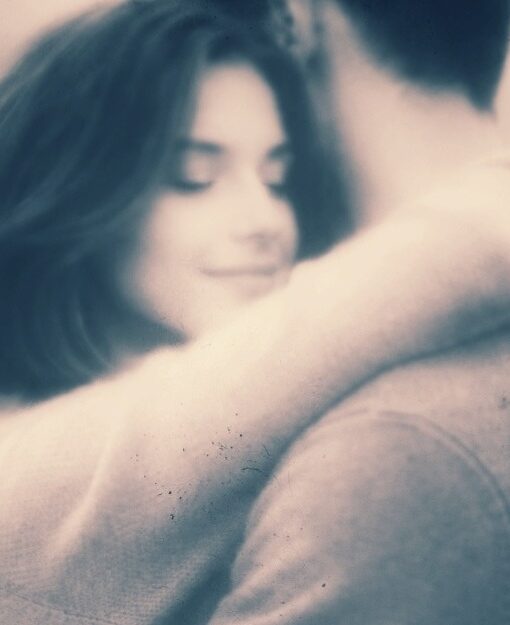 Couple enlacé. Visage serein et souriant de la femme, amoureuse.