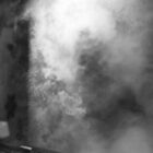 Image générée par IA. Comme une photographie réaliste en noir et blanc. Un miroir embué. On aperçoit un déporté au corps très maigre