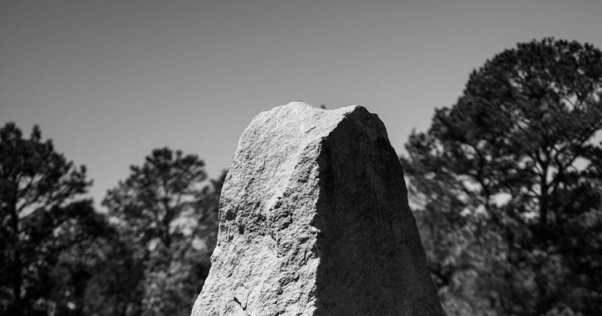 monolithe en noir et blanc