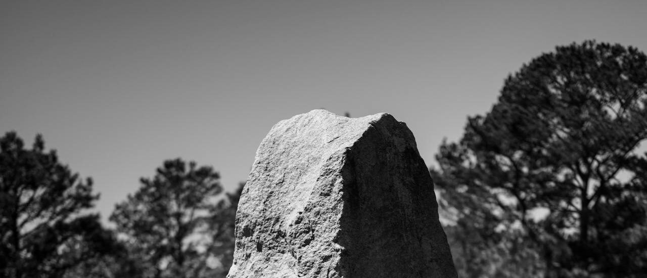 monolithe en noir et blanc