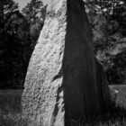 monolithe en noir et blanc