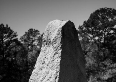 monolithe en noir et blanc