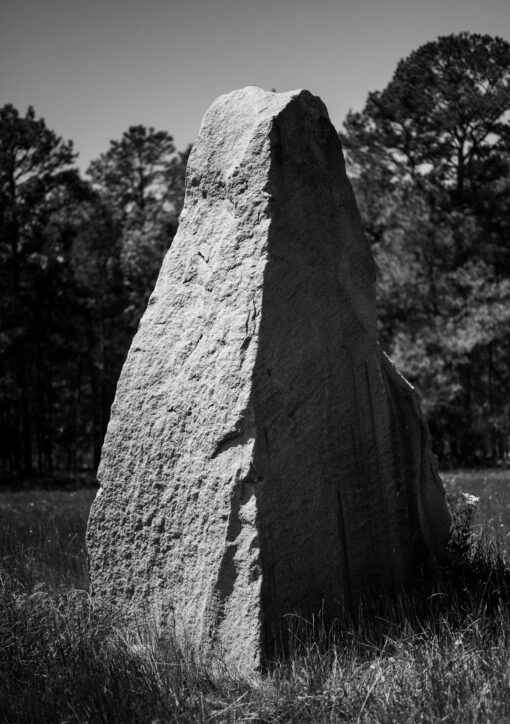 monolithe en noir et blanc