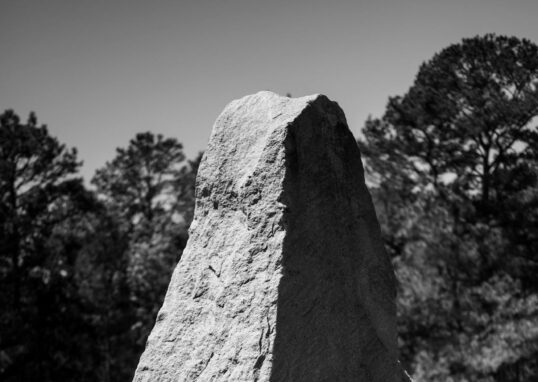 monolithe en noir et blanc