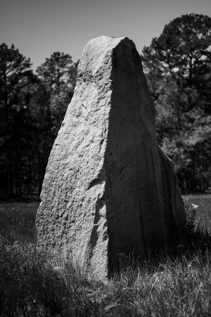 monolithe en noir et blanc